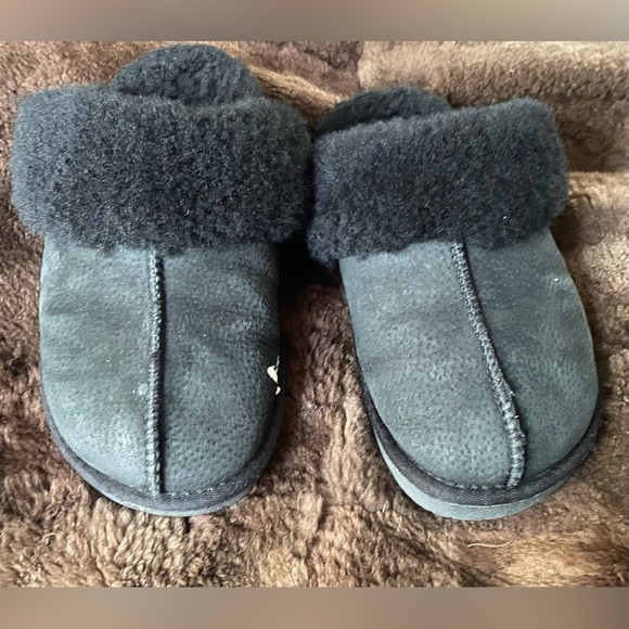 Lamo Black Suede Slipper Shoes - Picture 4 of 8